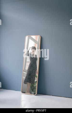 Jeune femme en robe vintage à miroir dans Banque D'Images