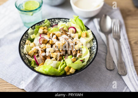 Bol de salade césar avec de la viande et de radis rouge Banque D'Images