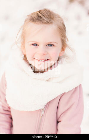 Portrait of happy little girl in winter Banque D'Images