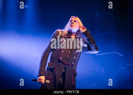 Norvège, Oslo - le 27 septembre 2018. Le groupe de heavy metal britannique Saxon effectue un concert live de la Rockefeller à Oslo. Biff Byford chanteur ici est vu sur scène. (Photo crédit : Gonzales Photo - Terje Dokken). Banque D'Images