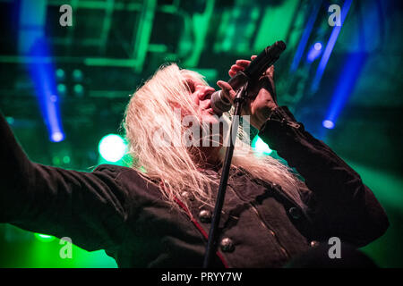 Norvège, Oslo - le 27 septembre 2018. Le groupe de heavy metal britannique Saxon effectue un concert live de la Rockefeller à Oslo. Biff Byford chanteur ici est vu sur scène. (Photo crédit : Gonzales Photo - Terje Dokken). Banque D'Images