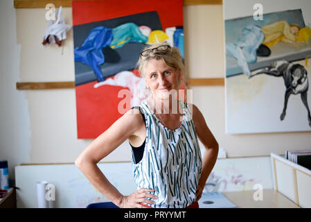 Femme peintre dans son atelier, portrait Banque D'Images