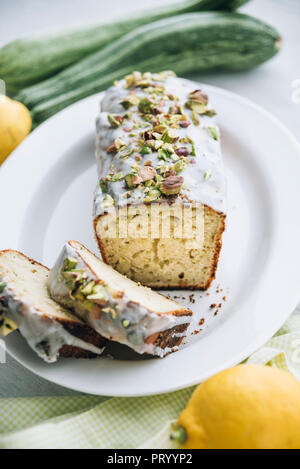 Courgettes citron gâteau avec glaçage au citron et à la pistache topping Banque D'Images