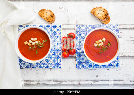 Soupe aux Tomates avec croûtons de pain grillé, et le thym, overhead view Banque D'Images