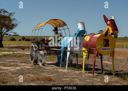 Sculpture sur l'étain l'Autoroute, Kulin, WA, Australie Banque D'Images