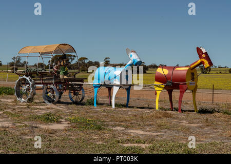 Sculpture sur l'étain l'Autoroute, Kulin, WA, Australie Banque D'Images