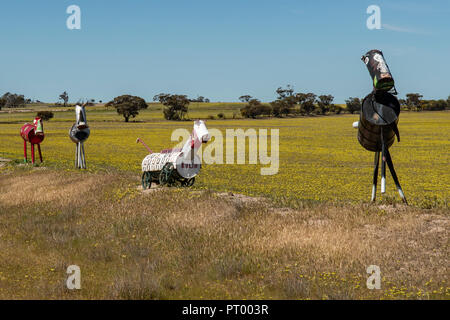 Sculptures sur l'autoroute, l'étain, Kulin WA, Australie Banque D'Images