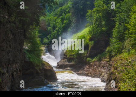 Une cascade photographié avec une vitesse d'obturation lente à Letchworth State Park dans l'État de New York à l'été. Banque D'Images