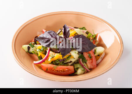 Choban (Coban) salatasi/ salade isolée sur la cuisine turque-blanche / cuisine azerbaïdjanaise composée de tomates, concombres, poivrons, oignons et persil Banque D'Images