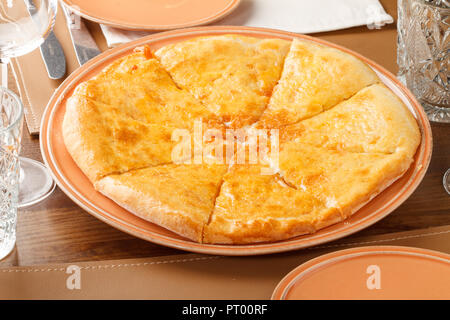 Khachapuri - un plat traditionnel géorgien/arménien de pain plat rempli de fromage. Banque D'Images