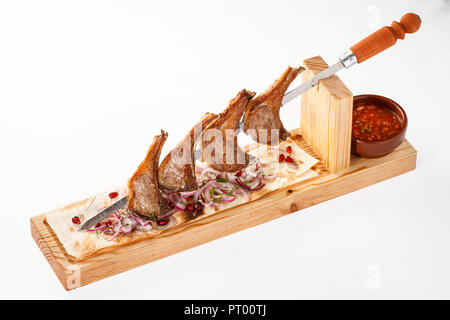 Khorovats - plat traditionnel d'agneau arménien Kebab/brochettes sur bois. Servi sur du pain plat sur fond blanc. Banque D'Images