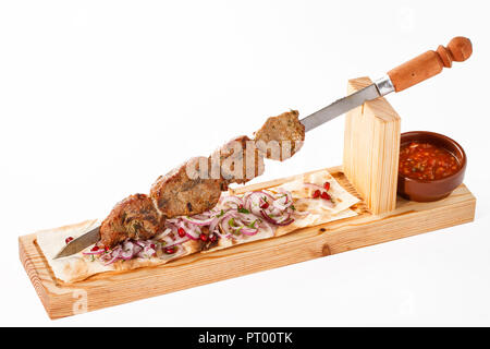 Khorovats - plat traditionnel d'agneau arménien Kebab/brochettes sur bois. Servi sur du pain plat sur fond blanc. Banque D'Images