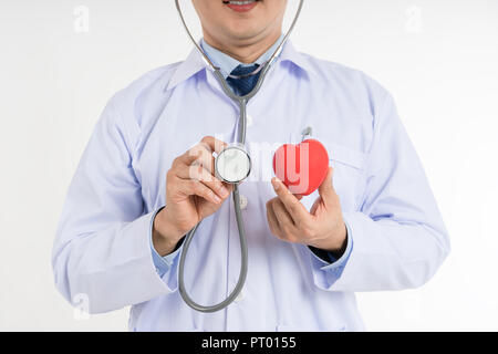 Médecin homme en uniforme blanc tenir et utiliser stéthoscope pour vérifier jusqu'coeur jouet rouge coeur. Médecin, thérapeute Cardio faire physique cardiaque, fréquence cardiaque rat Banque D'Images