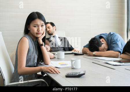 Ennuyer les gens d'affaires et de sommeil reposant sur lieu de travail au cours de réunion de travail, le concept d'affaires épuisé dormir ennuyer fatigué. Banque D'Images