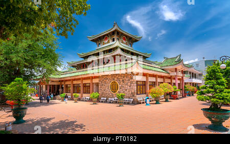 Les touristes visitent Ba Chua Xu Temple pour prier pour la paix pour tous les membres de la famille la paix dans l'après-midi ensoleillé. Banque D'Images