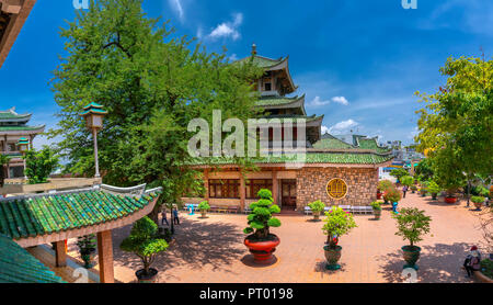 Les touristes visitent Ba Chua Xu Temple pour prier pour la paix pour tous les membres de la famille la paix dans l'après-midi ensoleillé. Banque D'Images