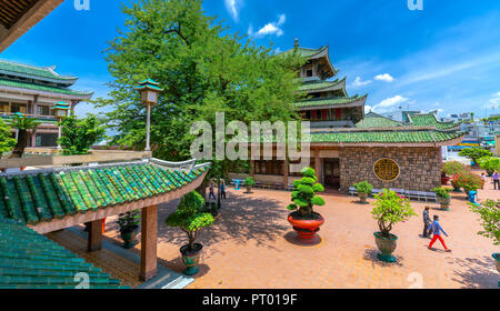 Les touristes visitent Ba Chua Xu Temple pour prier pour la paix pour tous les membres de la famille la paix dans l'après-midi ensoleillé. Banque D'Images