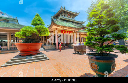 Les touristes visitent Ba Chua Xu Temple pour prier pour la paix pour tous les membres de la famille la paix dans l'après-midi ensoleillé. Banque D'Images