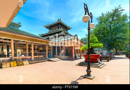 Les touristes visitent Ba Chua Xu Temple pour prier pour la paix pour tous les membres de la famille la paix dans l'après-midi ensoleillé. Banque D'Images