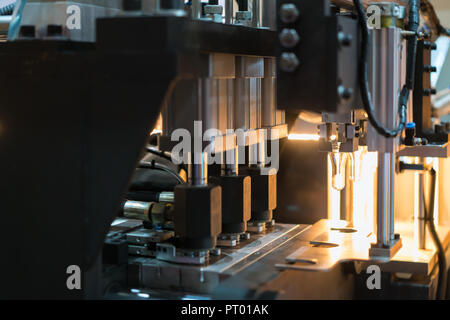 Bouteille plastique PET/ automatique machine de moulage par soufflage travaillant en usine. Avec la technologie Smart factory 4.0. Banque D'Images