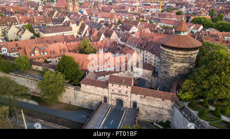 Remparts et tour porte, Nuremberg, Allemagne Banque D'Images