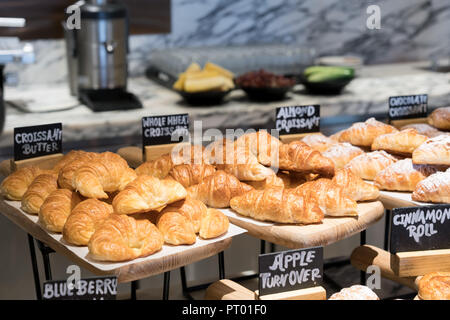 Une variété de croissant frais dans maison hôtel de luxe petit-déjeuner buffet, restaurant intérieur. Banque D'Images