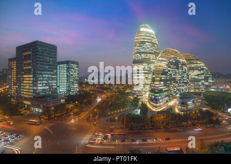 La ville de Beijing et le célèbre site immobilier à WangJing Soho la nuit à Beijing, Chine. Banque D'Images