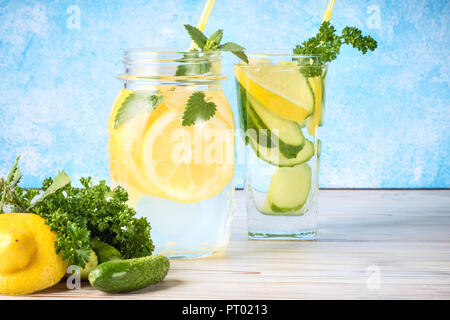 Ensemble de deux boissons detox régime populaire pour nettoyer l'eau de concombre antioxydant et de la limonade avec les feuilles de menthe Concept cuisine maison Banque D'Images