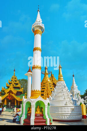 YANGON, MYANMAR - février 27, 2018 : stupas et libre de maisons sur le terrain de la pagode Shwedagon (multistaged pyatthat de pittoresques toits) une Banque D'Images