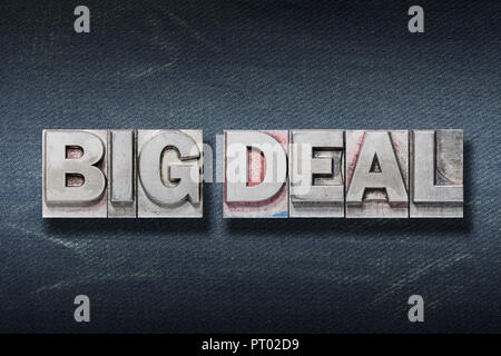 Big Deal expression fait de la typographie métallique sombre sur fond de jeans Banque D'Images