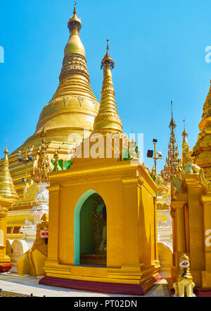 La Pagode Shwedagon est entouré de cercle de petits stupas avec des images de Bouddha, de petits sanctuaires, Planétaire Postes et d'autres objets religieux, Yangon, Banque D'Images