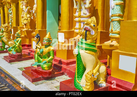 Les sculptures des esprits Nat et différentes créatures mythiques (leogryphs, serpents, belu) devant les stupas dans la pagode Shwedagon à Yangon, motifs, M Banque D'Images