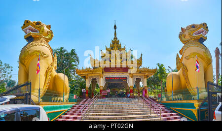 YANGON, MYANMAR - février 27, 2018 : Panorama de la porte d'entrée de Ngar Htat Gyi Temple Bouddha (Nga Htat Kyee pagode) avec d'énormes statues de chinthe Banque D'Images
