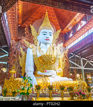 YANGON, MYANMAR - février 27, 2018 : Le géant de l'image conservée Ngar Htat Gyi Buddha de toucher terre, décoré avec des ornements de Kings, le 27 février dans Banque D'Images