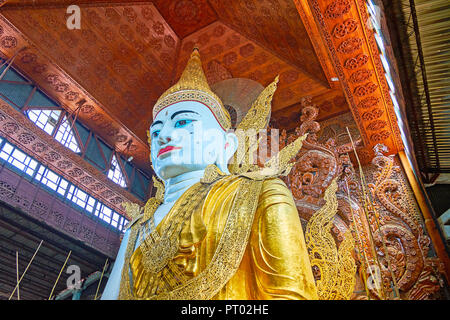 YANGON, MYANMAR - février 27, 2018 : Le gros plan de Ngar Htat Gyi Htat Kyee Bouddha (Nga) de droit, décoré de motifs sculptés complexes, le 2 février Banque D'Images