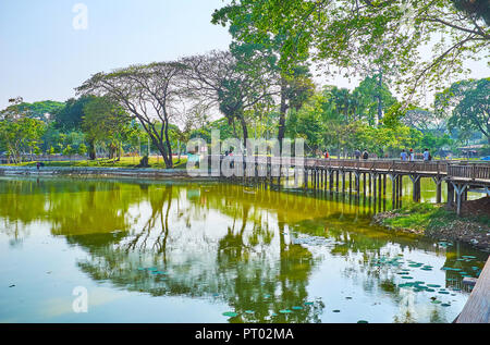 Le Lac Kandawgyi est un des grands lacs de la ville, il est entouré de nature park avec de vieux arbres, zones de diffusion et d'attraction cafés, Yangon, Banque D'Images