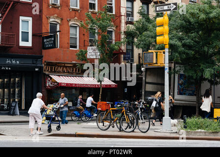 La ville de New York, USA - 22 juin 2018 : Les gens de traverser la rue dans Greenwich Village. Banque D'Images