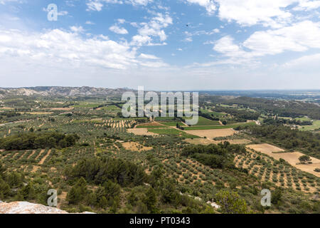 Vue panoramique sur la vallée du Luberon de la célèbre les Baux de Provence village médiéval dans le sud de la France Banque D'Images