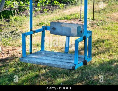 Vieux bois swing pour enfants dans le jardin Banque D'Images