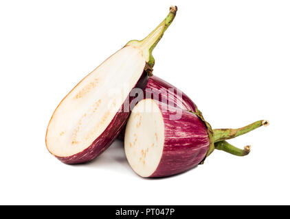 Avec deux moitiés d'aubergine fraîche sur fond blanc Banque D'Images