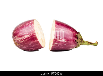 Purple aubergine coupée en deux moitiés de graffiti sur fond blanc Banque D'Images