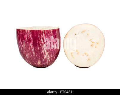 Purple aubergine coupée en deux moitiés de graffiti sur fond blanc Banque D'Images