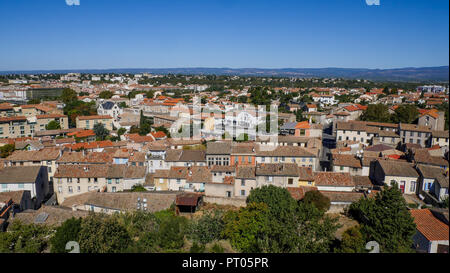 Les districts périphériques de Carcassonne, ville médiévale fortifiée de remparts, Aude, France Banque D'Images