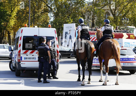 Policiers sur les chevaux dans la rue Paris - Paris - France Banque D'Images