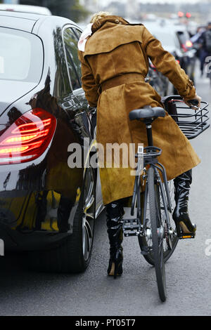 Femme sur son vélo dans le trafic - Paris - France Banque D'Images