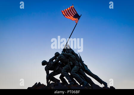 Le coucher du soleil et d'ossature de la Marine Corps War Memorial à Arlington, en Virginie. Banque D'Images