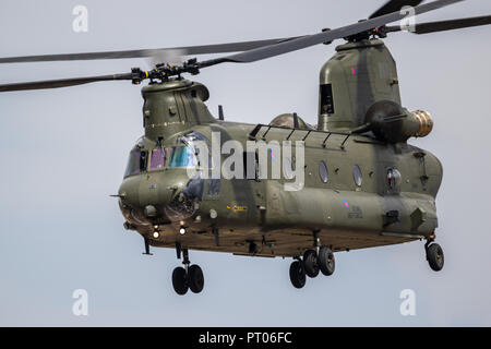 FAIRFORD, UK - Oct 13, 2018 : UK Royal Air Force de l'hélicoptère de transport Chinook CH-47 en vol au dessus de la base aérienne de la RAF Fairford. Banque D'Images