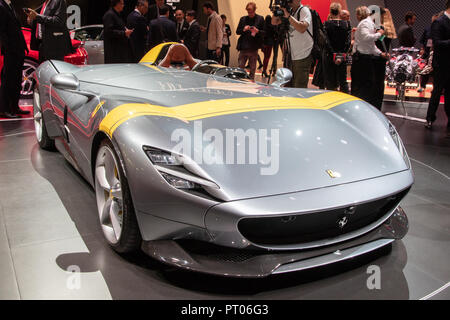 PARIS, le 2 octobre 2018 : Ferrari Monza SP1 sports car présenté au Mondial de Paris. Banque D'Images