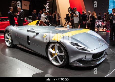 PARIS, le 2 octobre 2018 : Ferrari Monza SP1 sports car présenté au Mondial de Paris. Banque D'Images