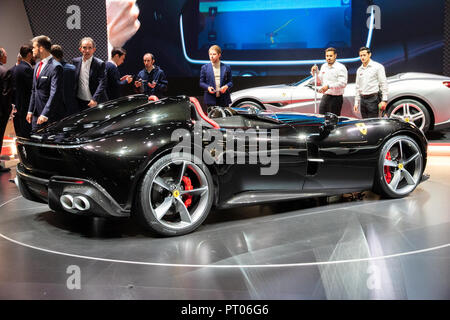 PARIS, le 2 octobre 2018 : Ferrari Monza SP2 Speedster voiture de sport reveiled au Mondial de Paris. Banque D'Images